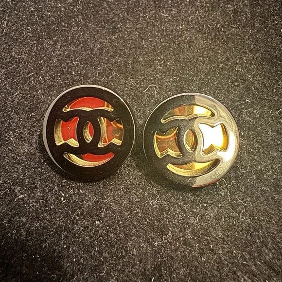 CHANEL Black and Gold Logo Earrings - Picture 4 of 12